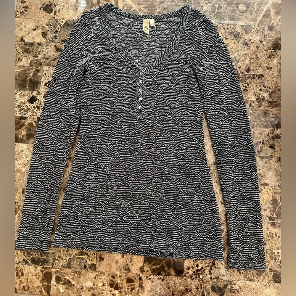 💫BKE Ladies Long Sleeve Fitted V-Neck Top Sz Medium💫 Buckle